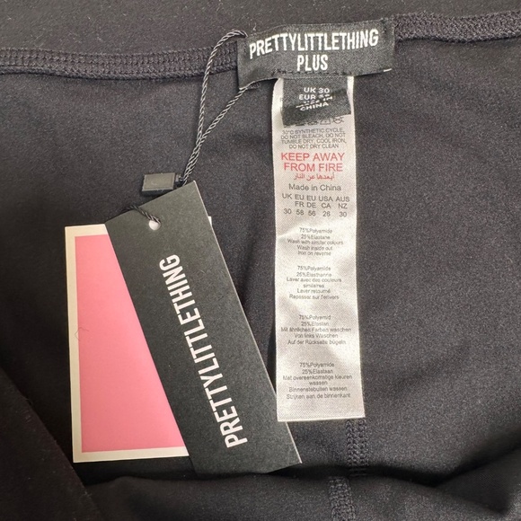 Pretty Little Thing Plus Black Sculpt Leggings Size 26 NWT Athleisure - Picture 4 of 4